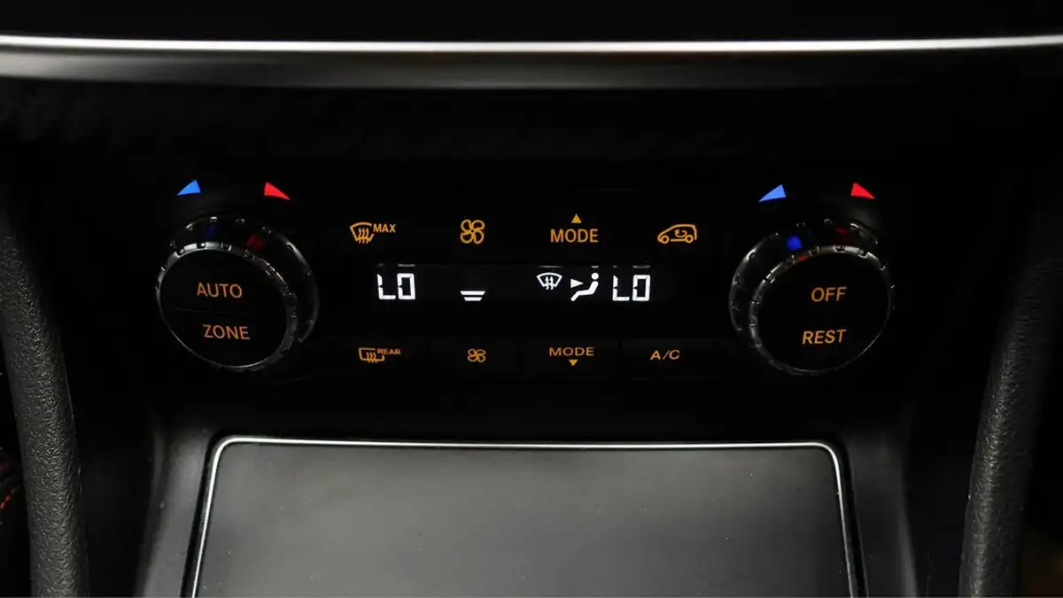 2018-mercedes-benz-a-class-16-a180-amg-line-ss-big-11