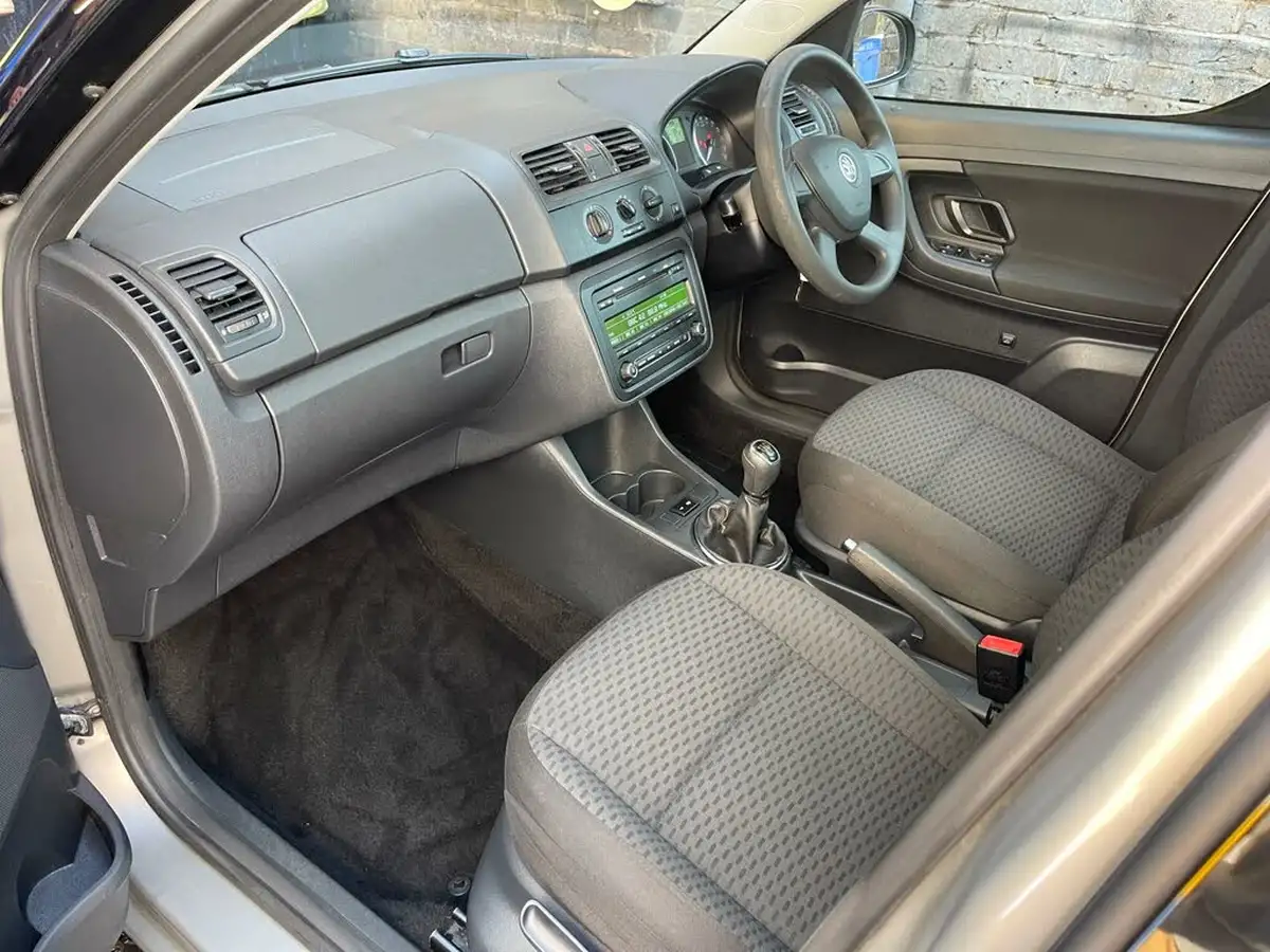 2013-skoda-roomster-12-se-105ps-1197cc-big-18