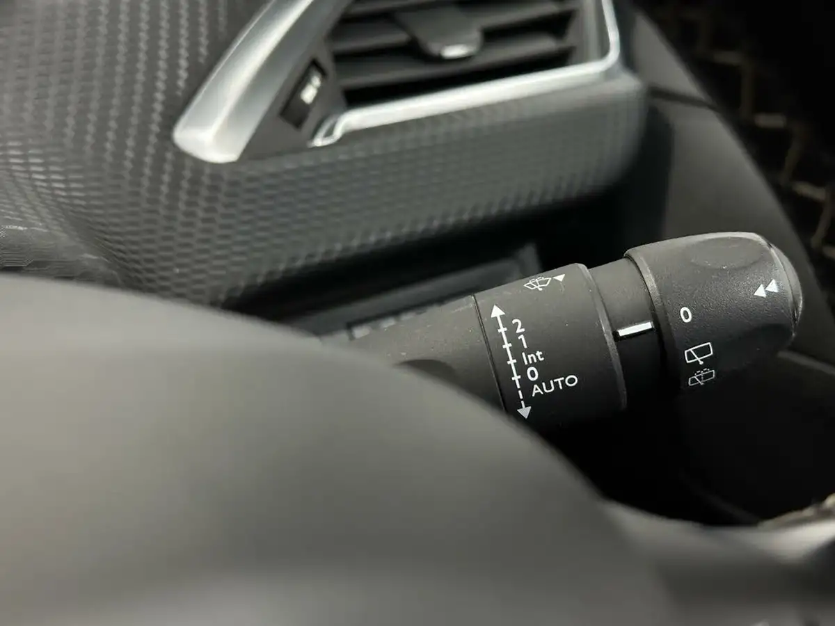 2016-peugeot-2008-suv-12-puretech-allure-82bhp-big-13