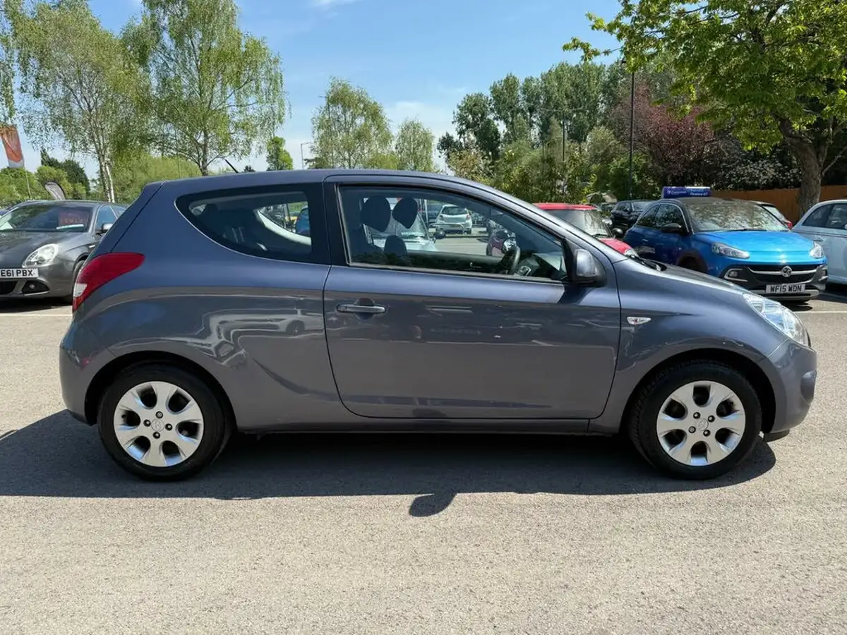 2011-hyundai-i20-12-comfort-3d-big-6