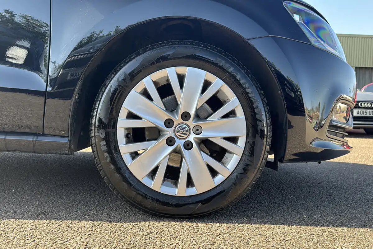 2016-volkswagen-polo-12-tsi-se-5d-big-6