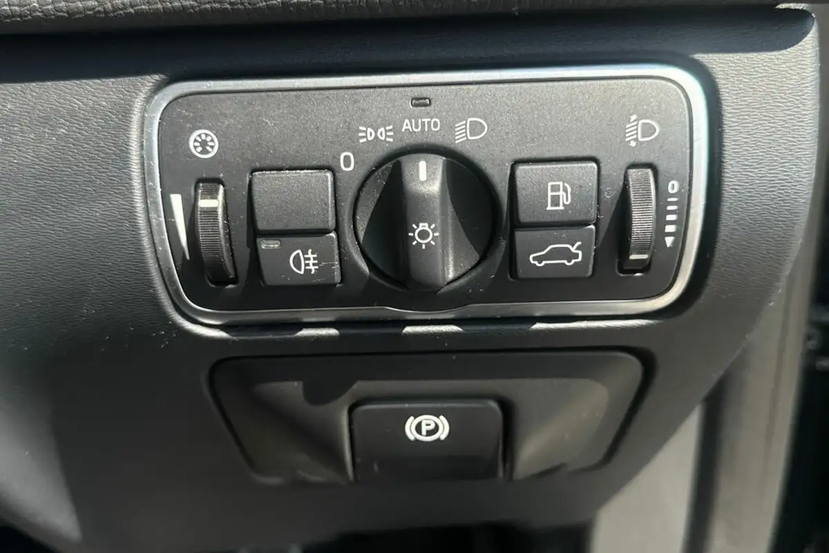 2016-volvo-xc60-20td-d4-r-design-nav-geartronic-big-34
