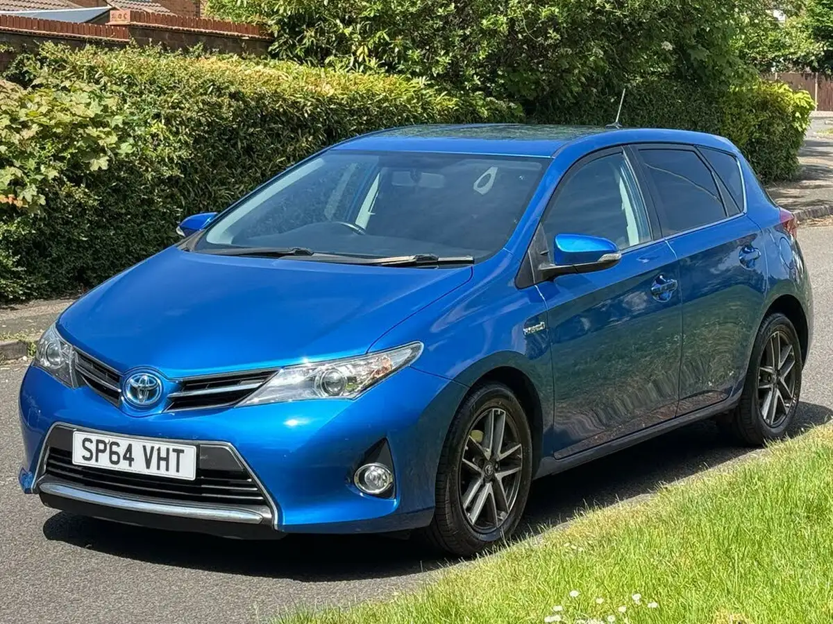 2014-toyota-auris-18-vvt-i-hsd-icon-plus-hatchback-big-1