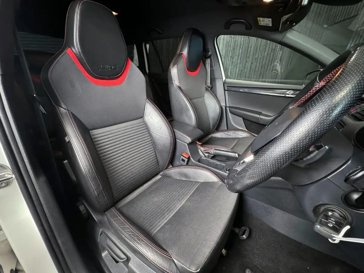 2014-skoda-octavia-20tdi-vrs-estate-dsg-big-39