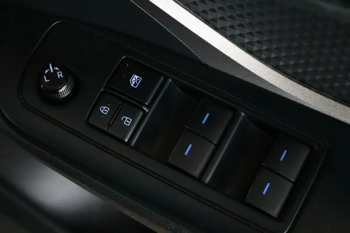 2021-toyota-c-hr-18-vvt-i-icon-big-15