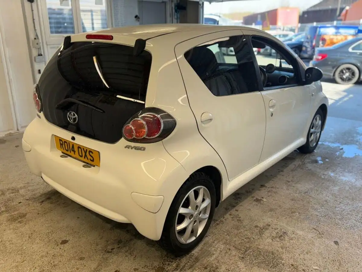 2014-toyota-aygo-10-mode-ac-5d-big-7