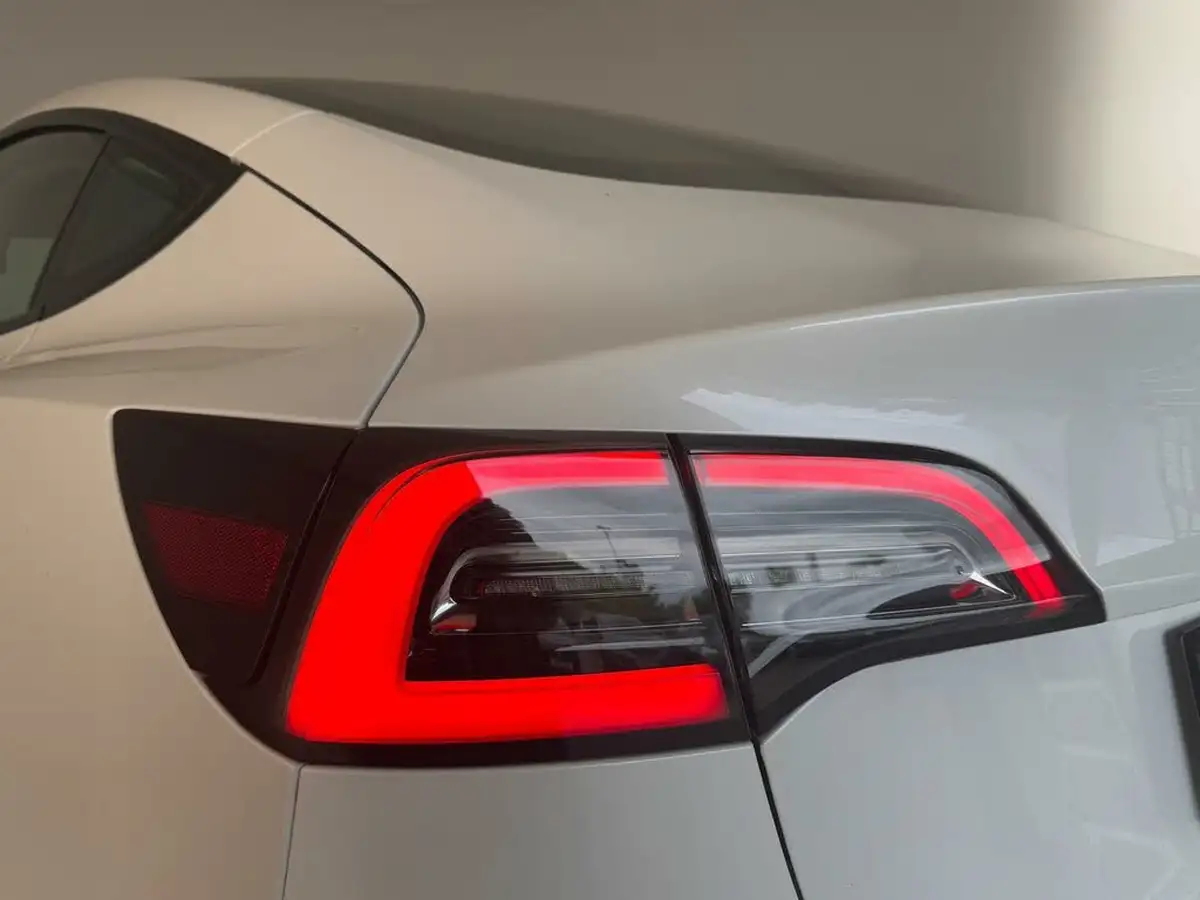 2021-tesla-model-3-e-long-range-awd-big-39
