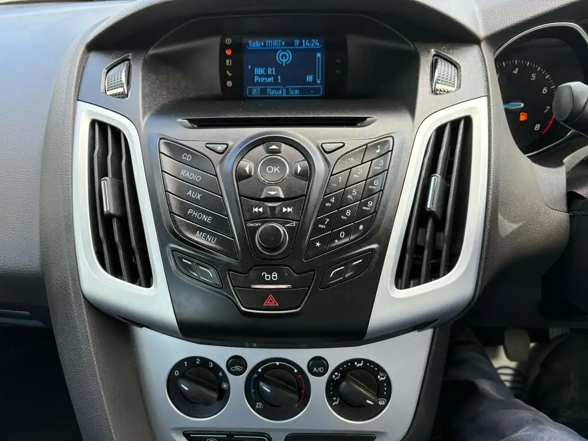 2011-ford-focus-16-zetec-ti-vct-125ps-hatchback-5d-big-18