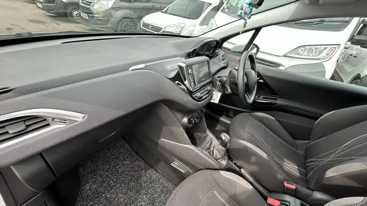 2014-peugeot-208-12-active-vti-3d-big-23