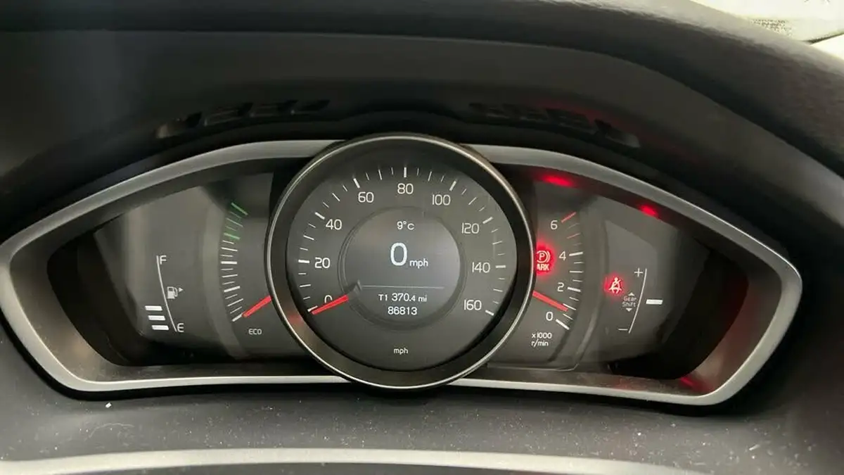 2016-volvo-v40-16td-se-lux-big-8