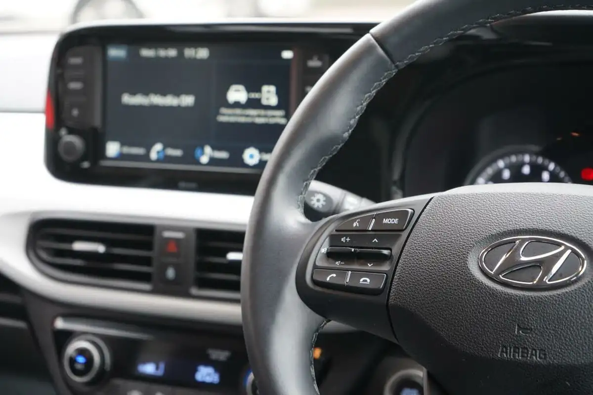 2023-hyundai-i10-10-premium-big-23