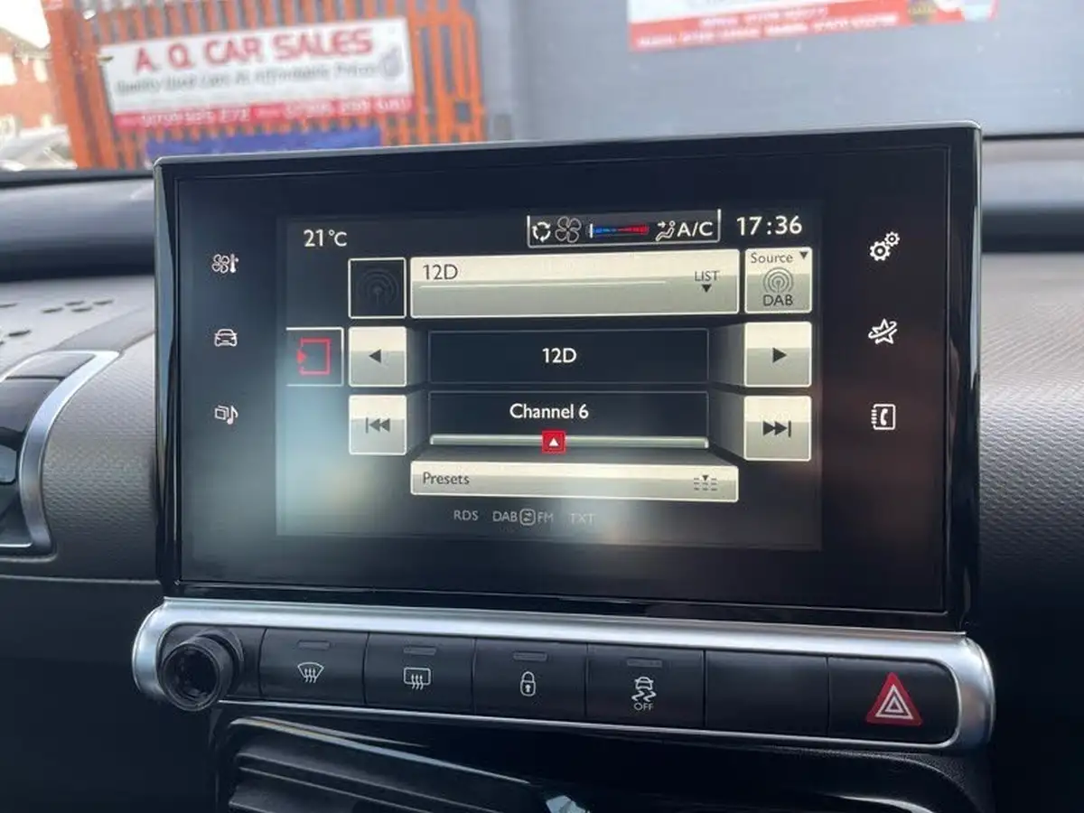 2015-citroen-c4-cactus-16bluehdi-feel-big-21