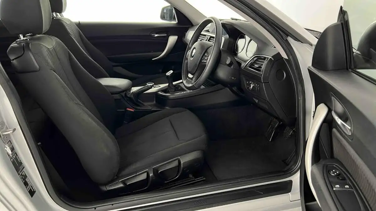2017-bmw-1-series-20td-118d-se-3d-big-11