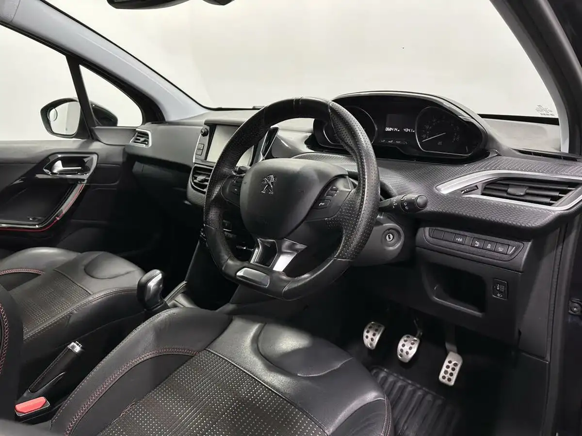 2016-peugeot-208-12-puretech-gt-line-5d-big-8