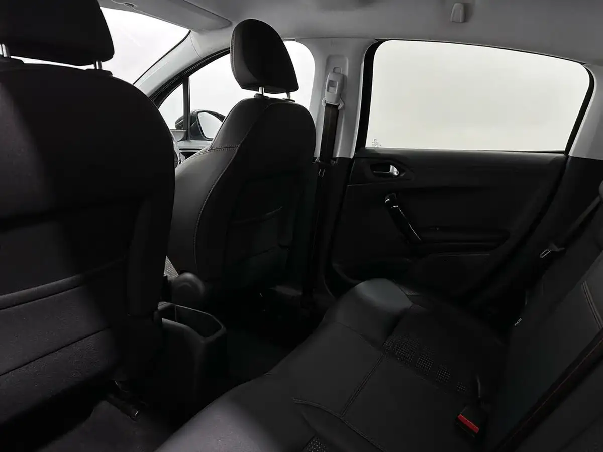 2016-peugeot-208-12-puretech-gt-line-5d-big-32