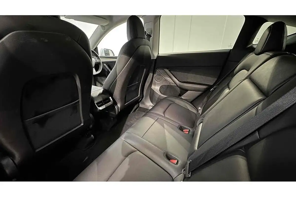 2022-tesla-model-y-e-long-range-big-21
