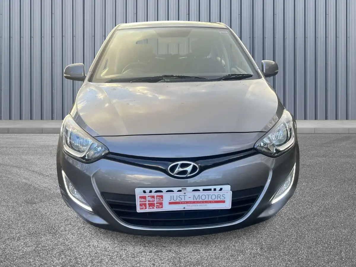2012-hyundai-i20-14-style-99bhp-big-1