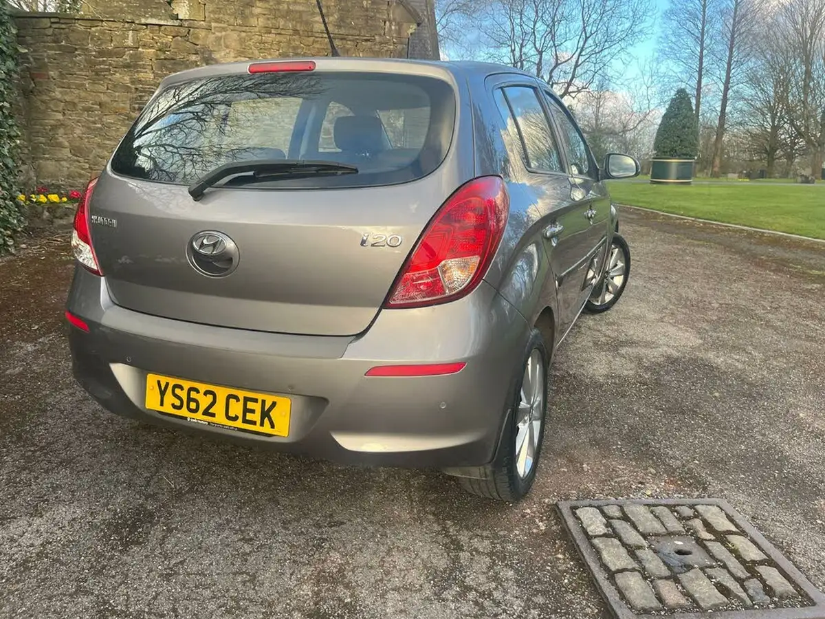 2012-hyundai-i20-14-style-99bhp-big-48