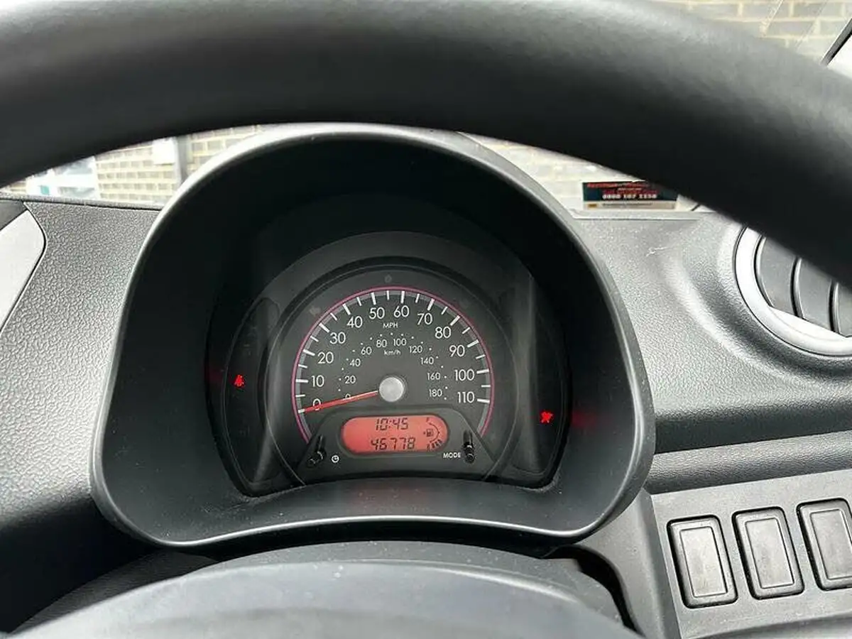 2014-suzuki-alto-10-sz3-big-16