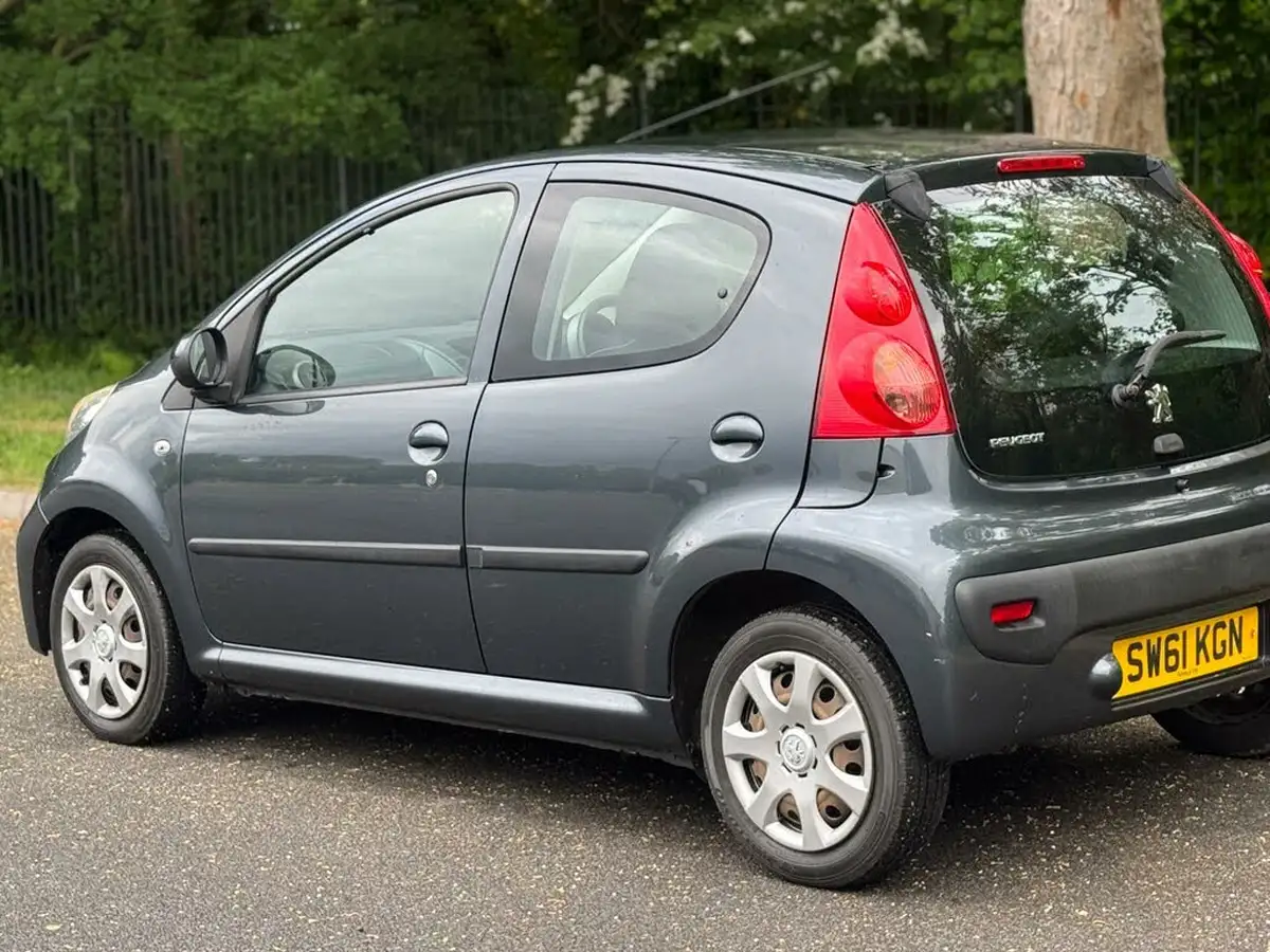 2012-peugeot-107-10-urban-5d-big-3