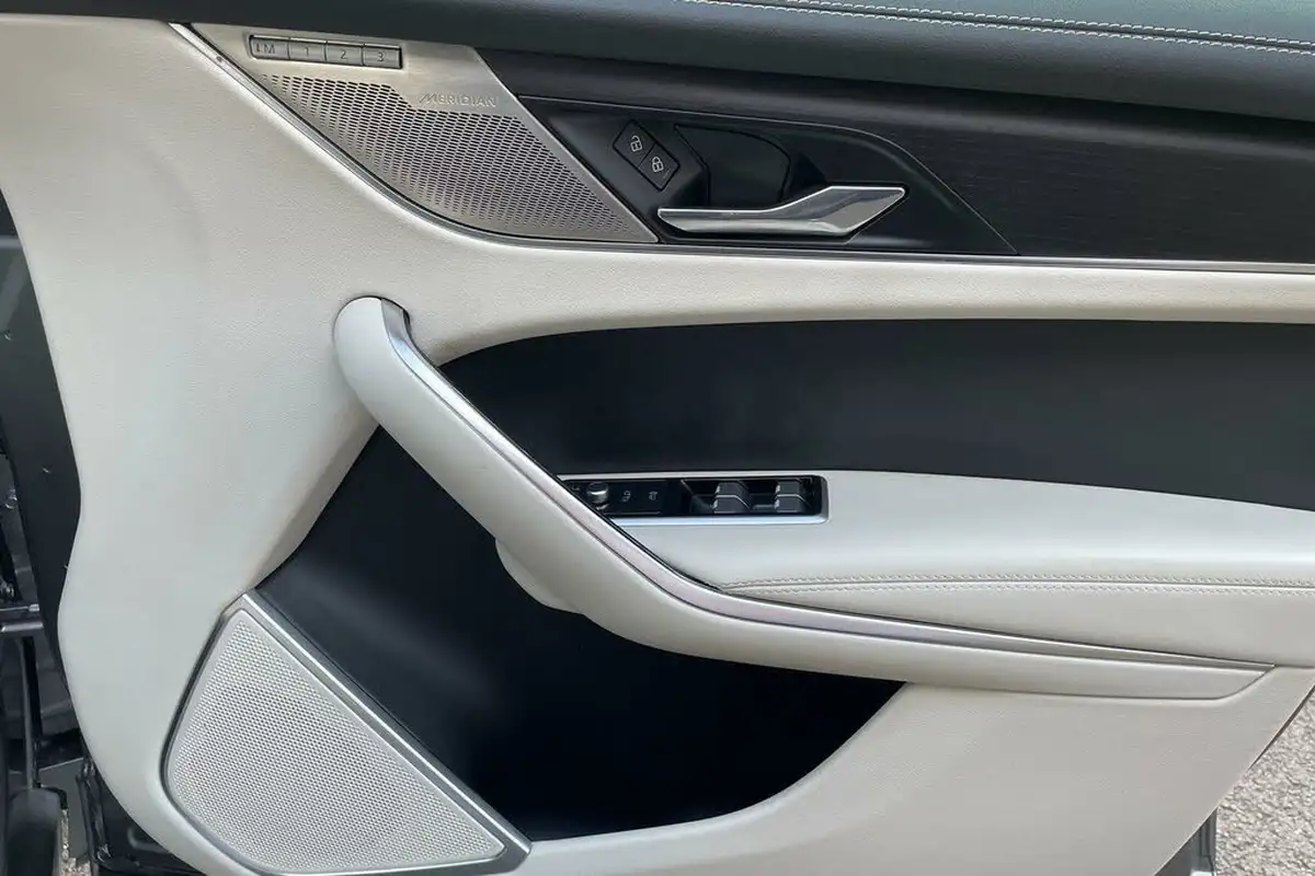 2023-jaguar-f-pace-20-d200-r-dynamic-hse-black-big-54