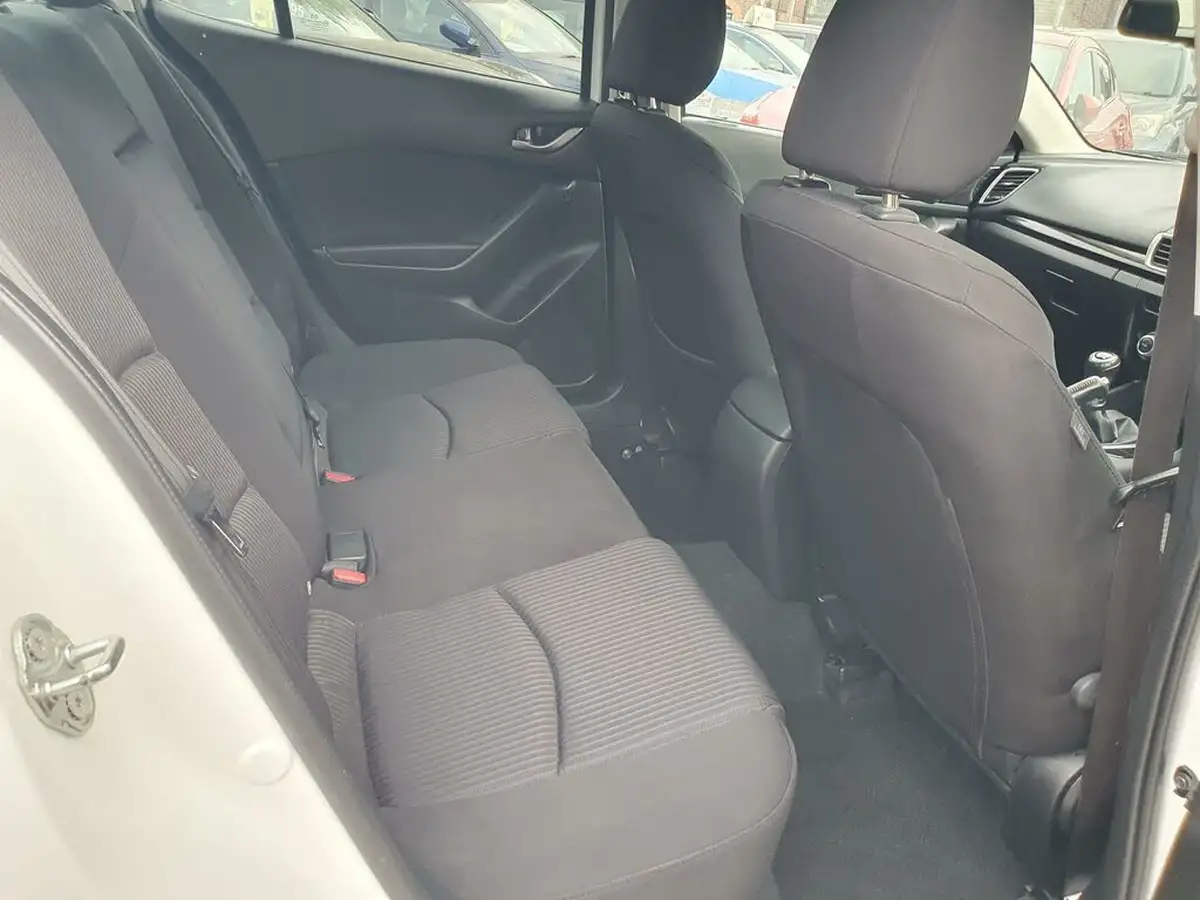 2015-mazda-mazda3-20-se-l-fastback-4d-big-17