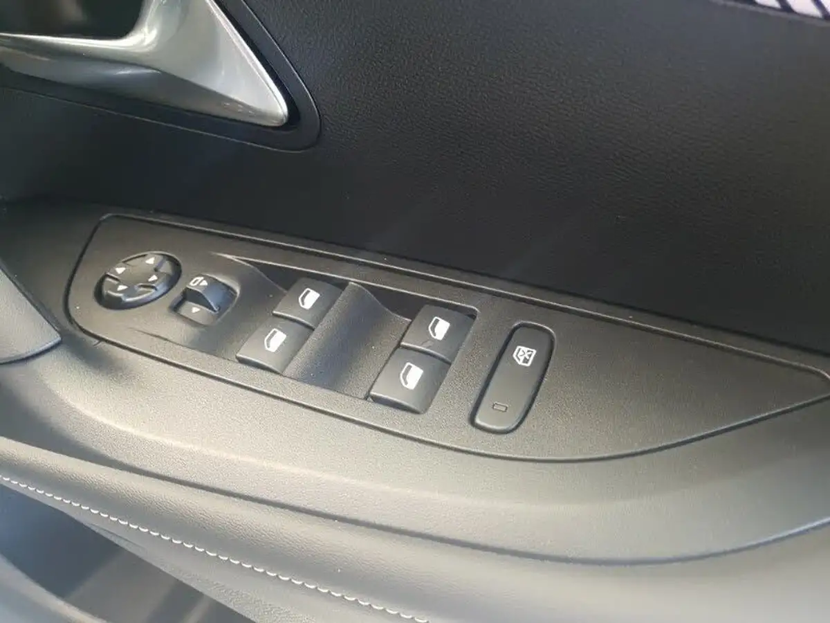 2024-peugeot-2008-suv-12-puretech-allure-130ps-big-17