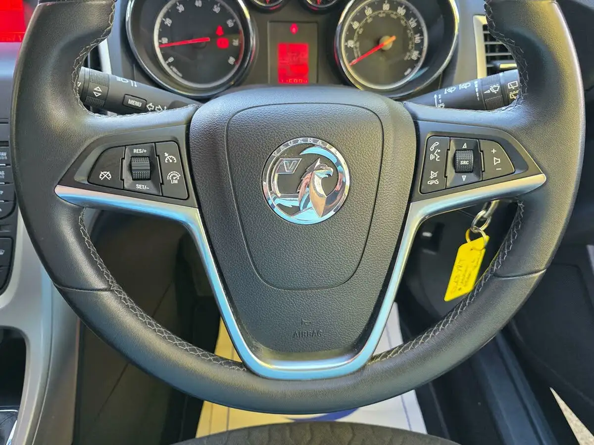 2014-vauxhall-astra-16-energy-big-28