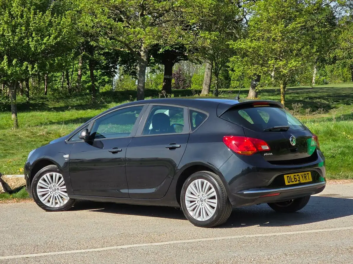 2014-vauxhall-astra-16-energy-big-4