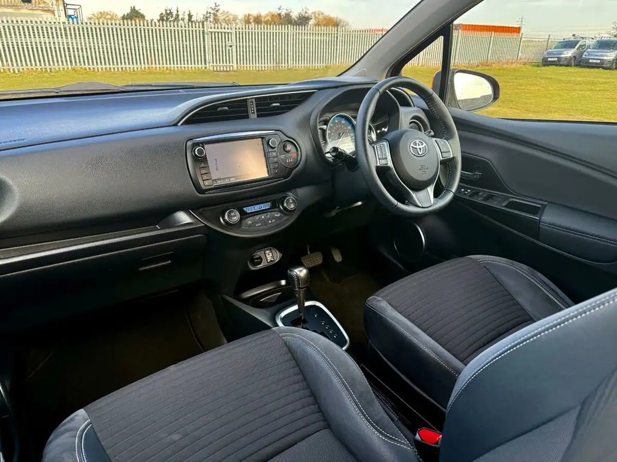 2015-toyota-yaris-15-vvt-i-excel-hybrid-15in-big-13