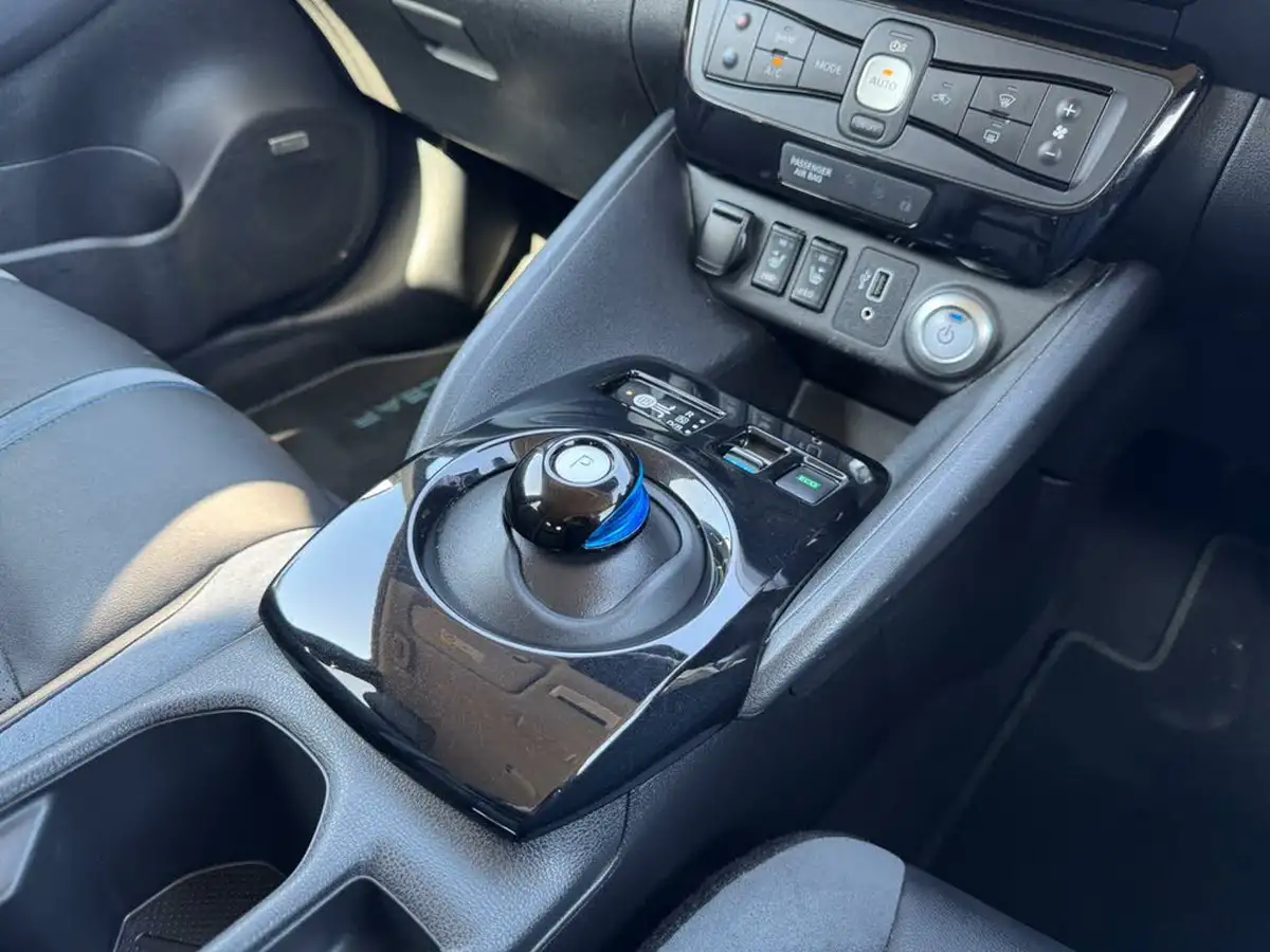 2020-nissan-leaf-e-tekna-big-18