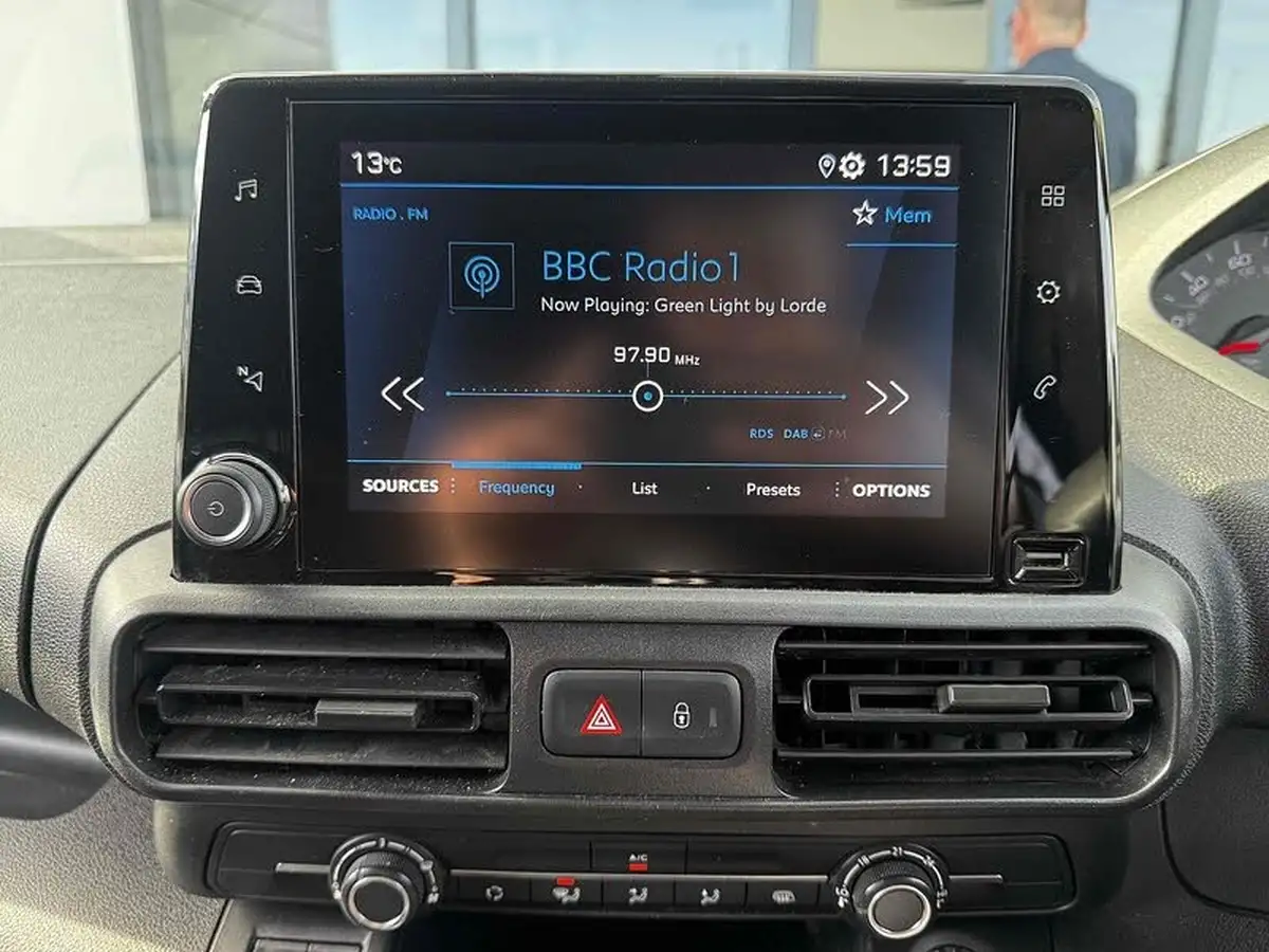 2020-peugeot-partner-15-bluehdi-1000-professional-100ps-eu6dt-panel-big-27