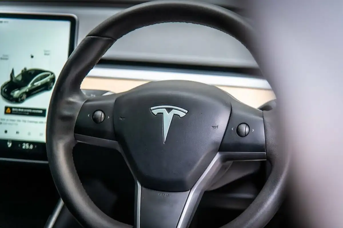 2020-tesla-model-3-e-performance-big-39