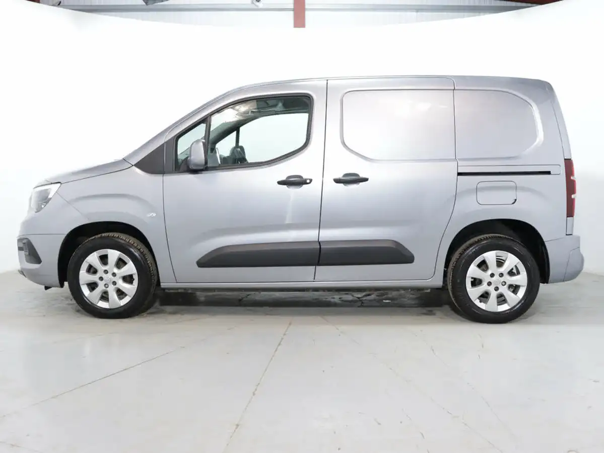 2021-vauxhall-combo-15cdti-griffin-2000-big-3