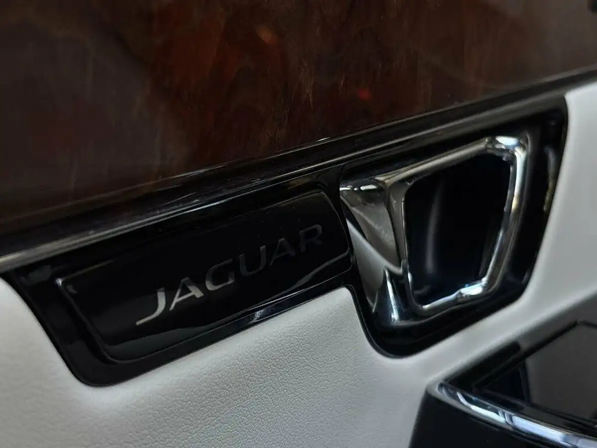2019-jaguar-xj-series-30td-xj-portfolio-lwb-big-49