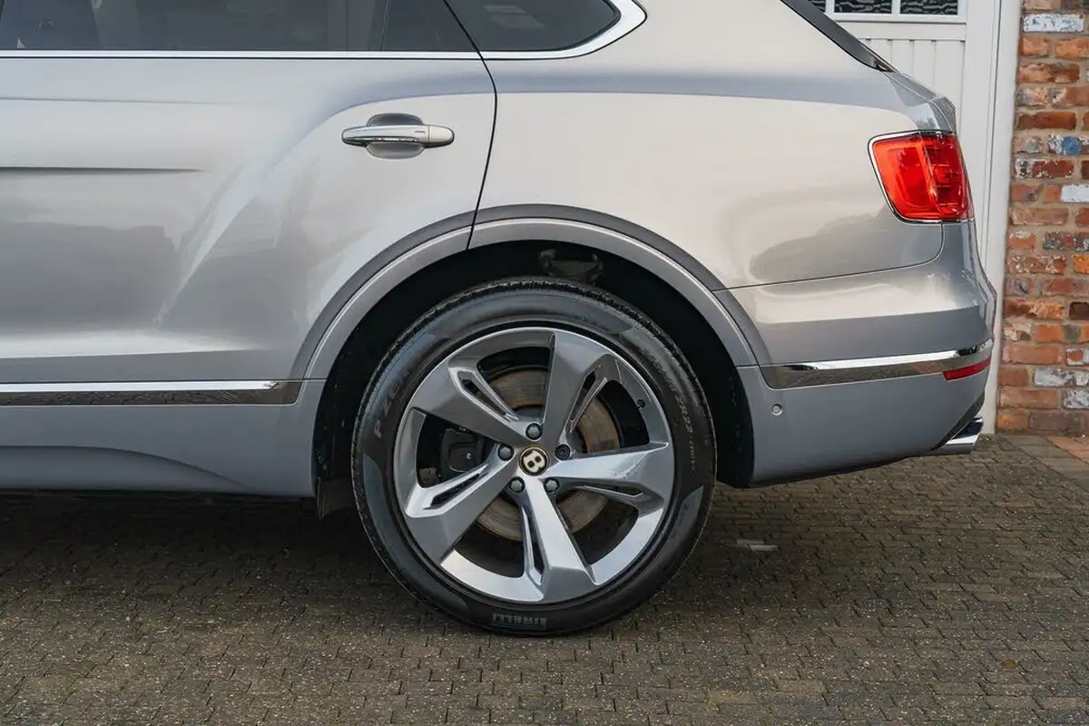 2019-bentley-bentayga-40-v8-big-14