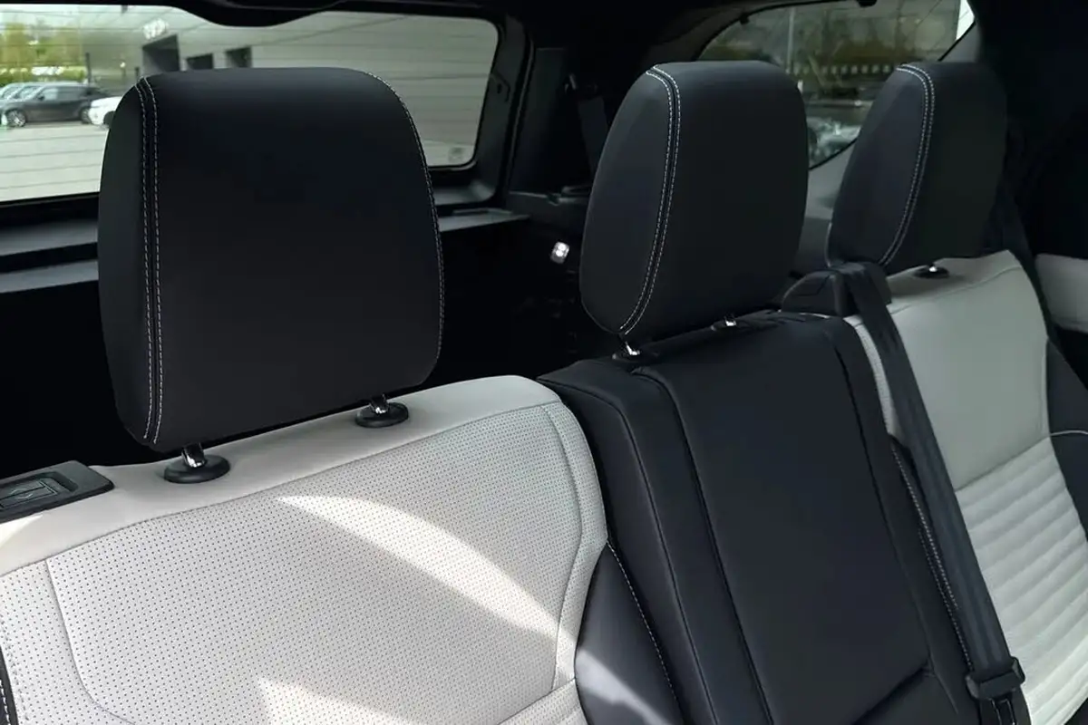2023-land-rover-discovery-30-d300-dynamic-hse-big-36