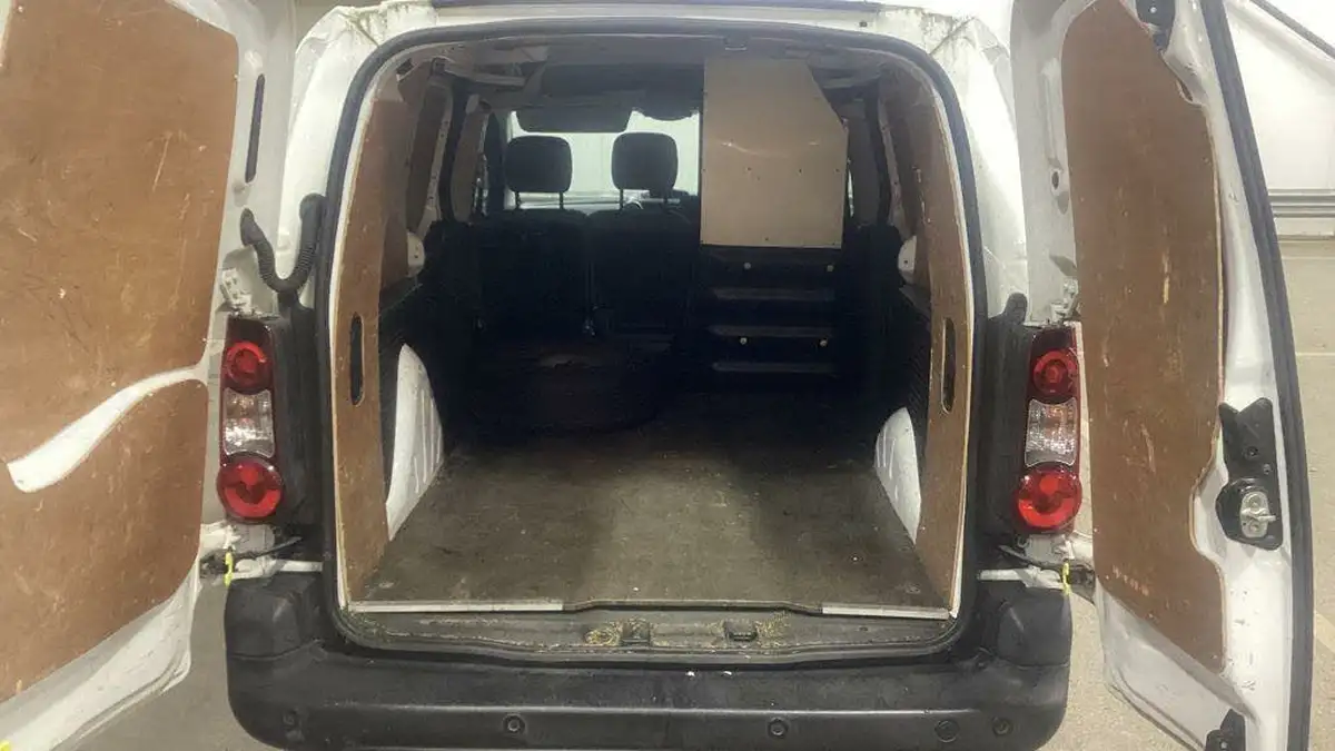 2014-peugeot-partner-16td-se-l2-stop-start-panel-big-4