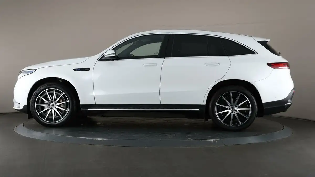 2022-mercedes-benz-eqc-e-eqc-400-amg-line-big-3