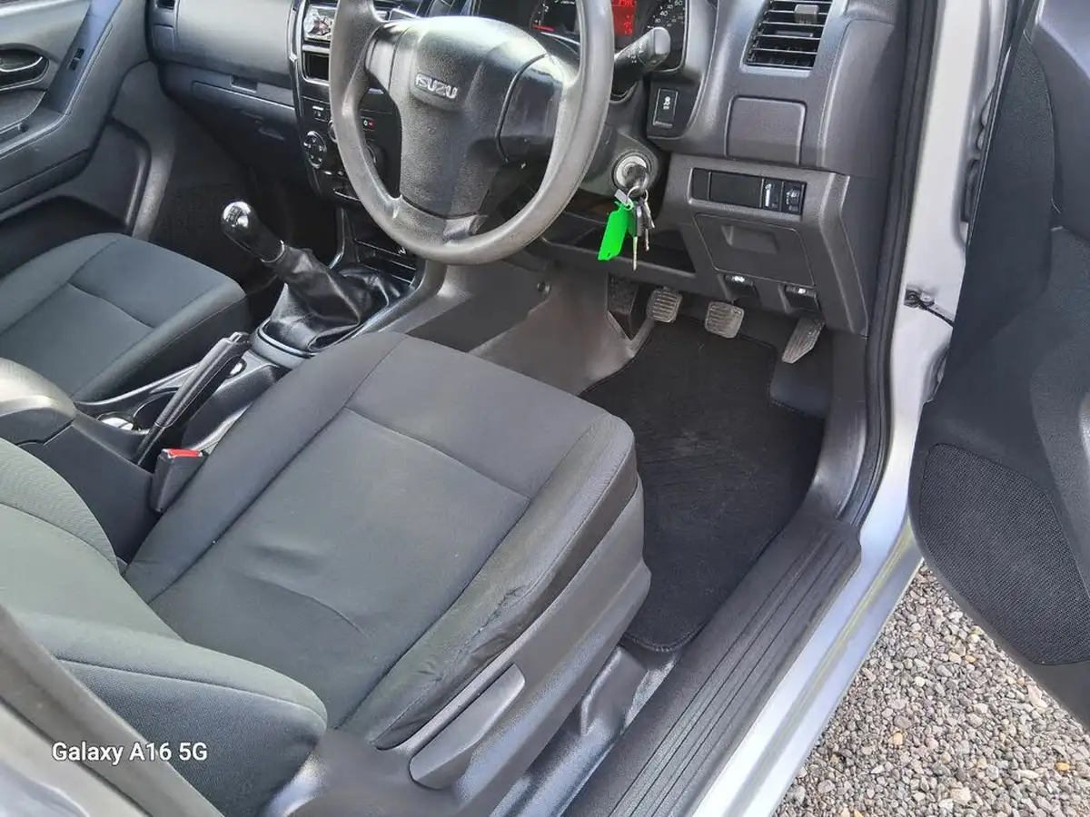 2017-isuzu-d-max-25td-4x4-double-pickup-big-12