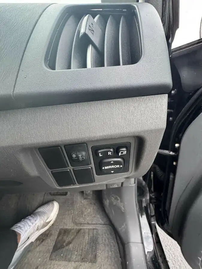 2010-toyota-prius-big-22