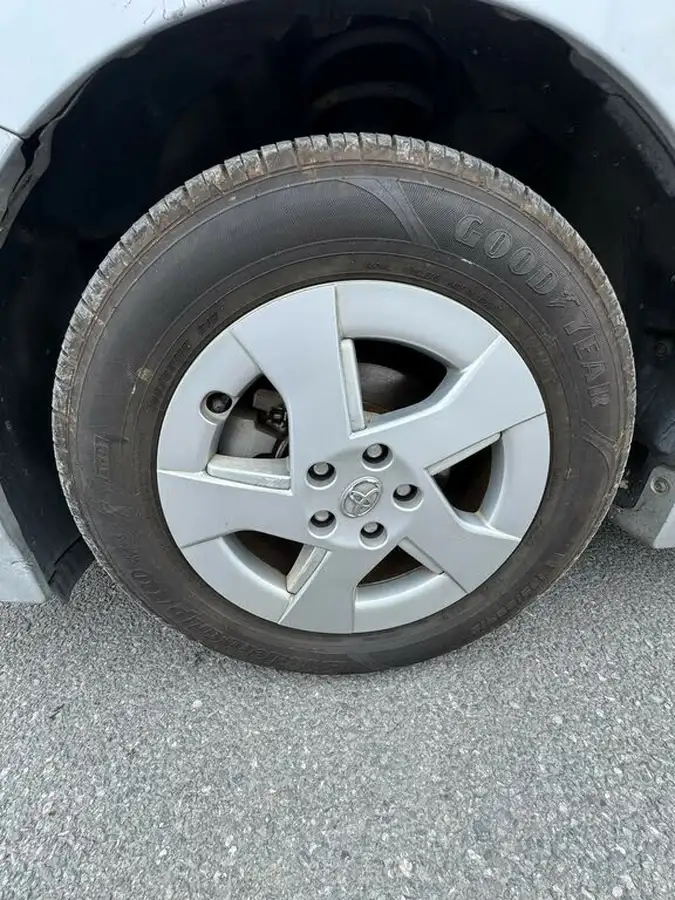2010-toyota-prius-big-21