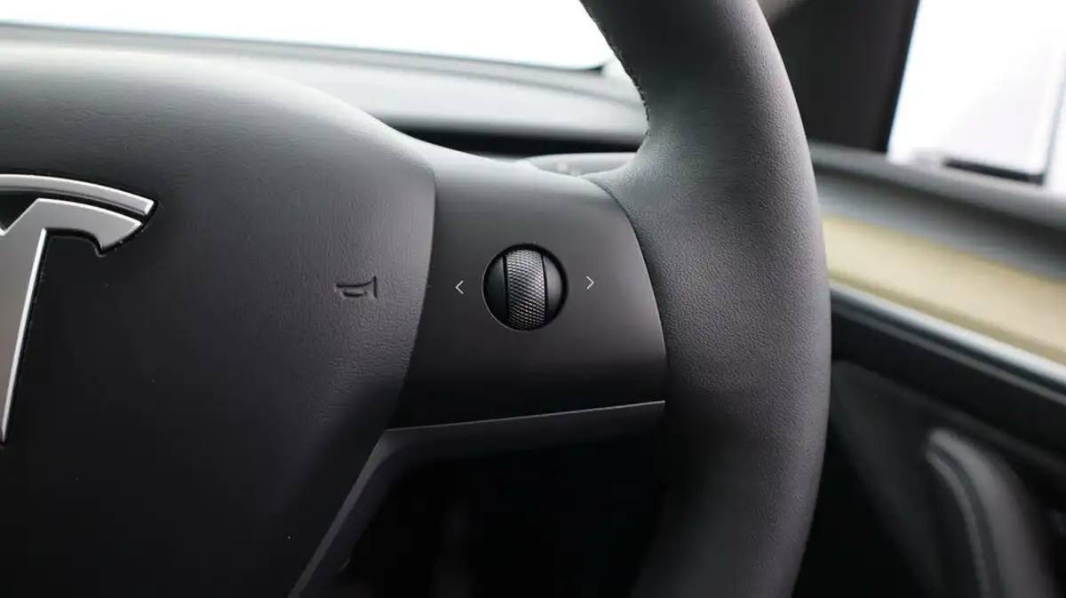 2023-tesla-model-y-e-long-range-big-26