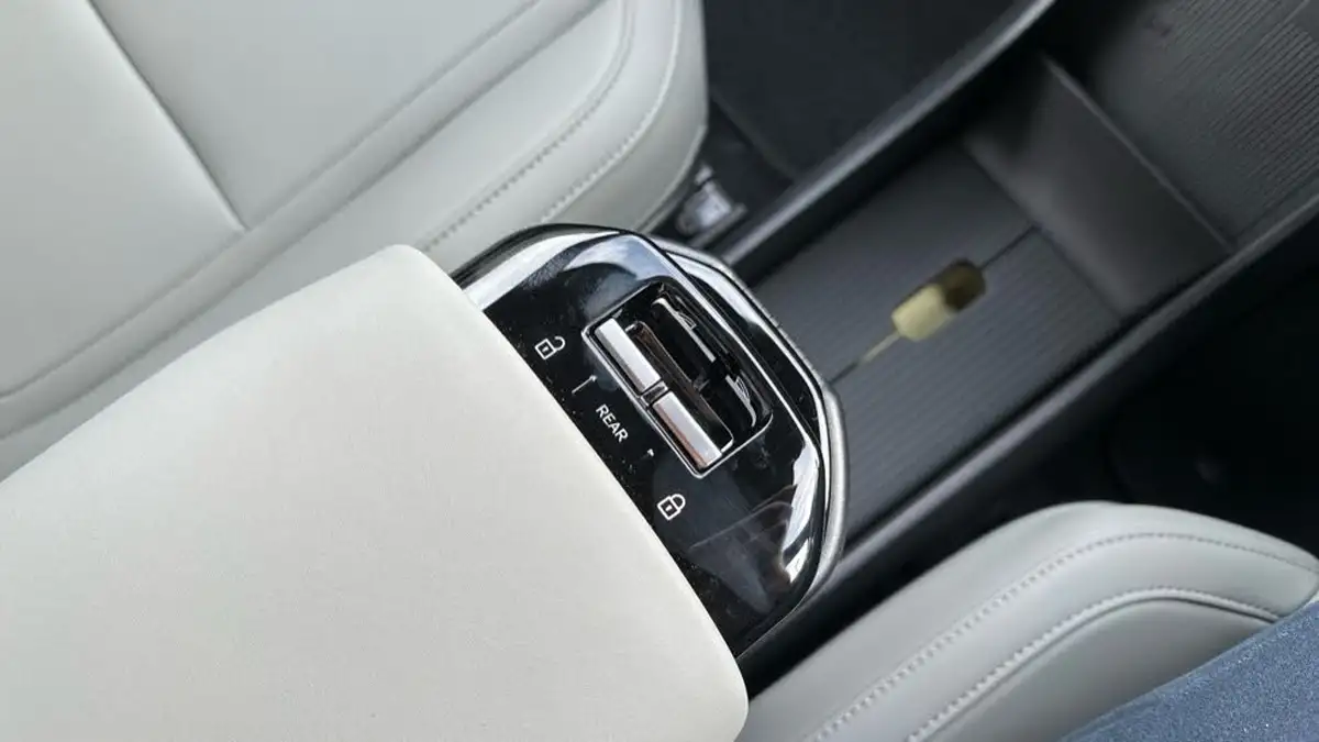 2025-volvo-ex30-e-twin-plus-big-35