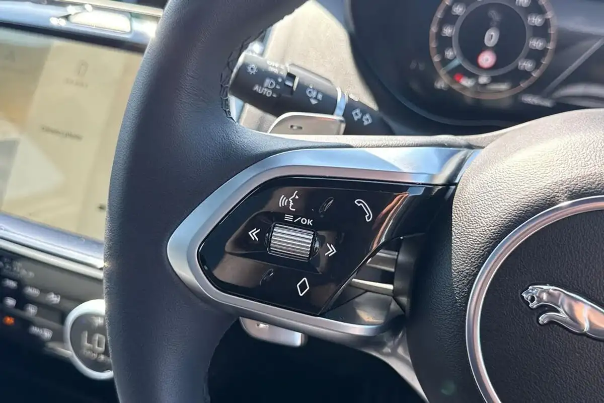 2024-jaguar-e-pace-20-d200-r-dynamic-se-black-big-35