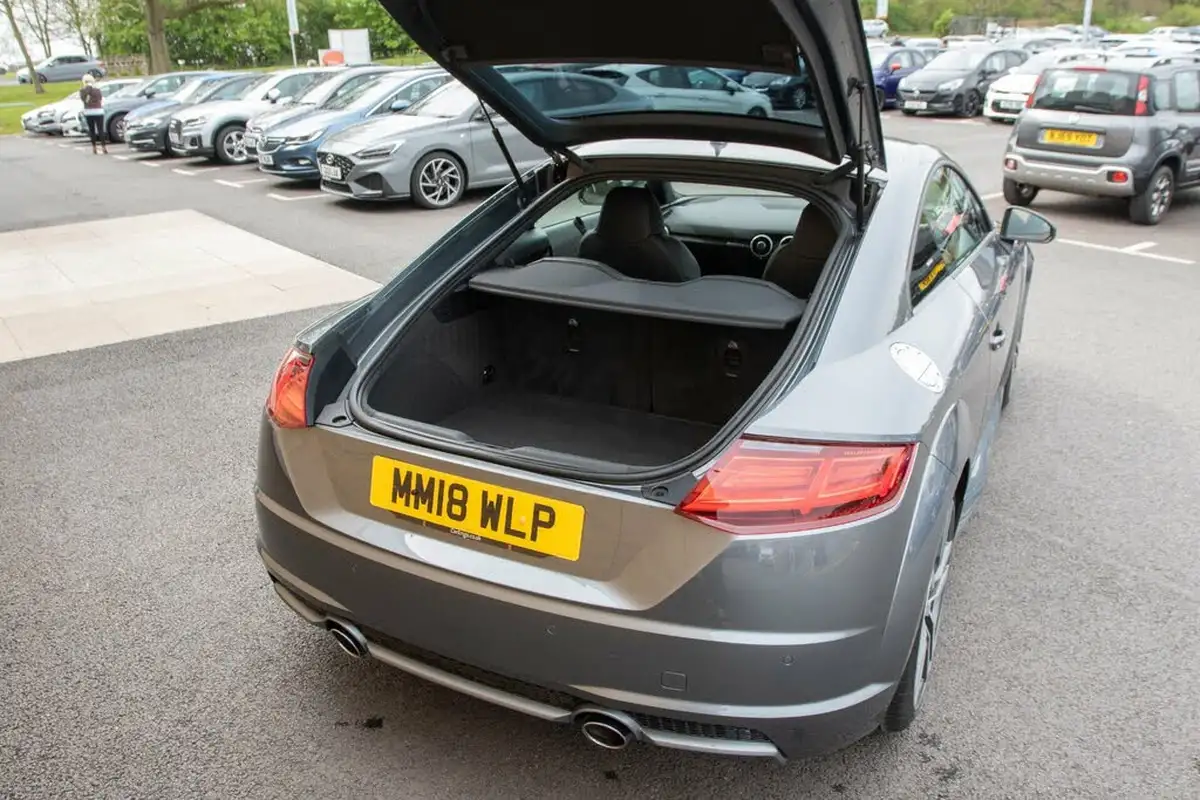 2018-audi-tt-coupe-18-tfsi-s-line-big-32