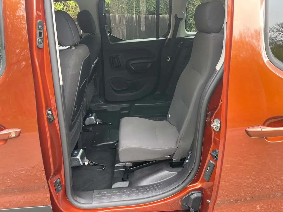 2022-peugeot-rifter-big-7