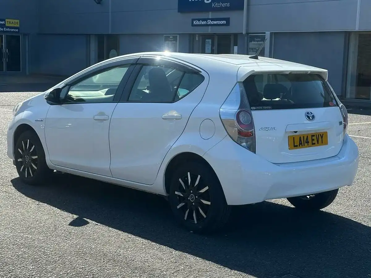 2014-toyota-yaris-big-2