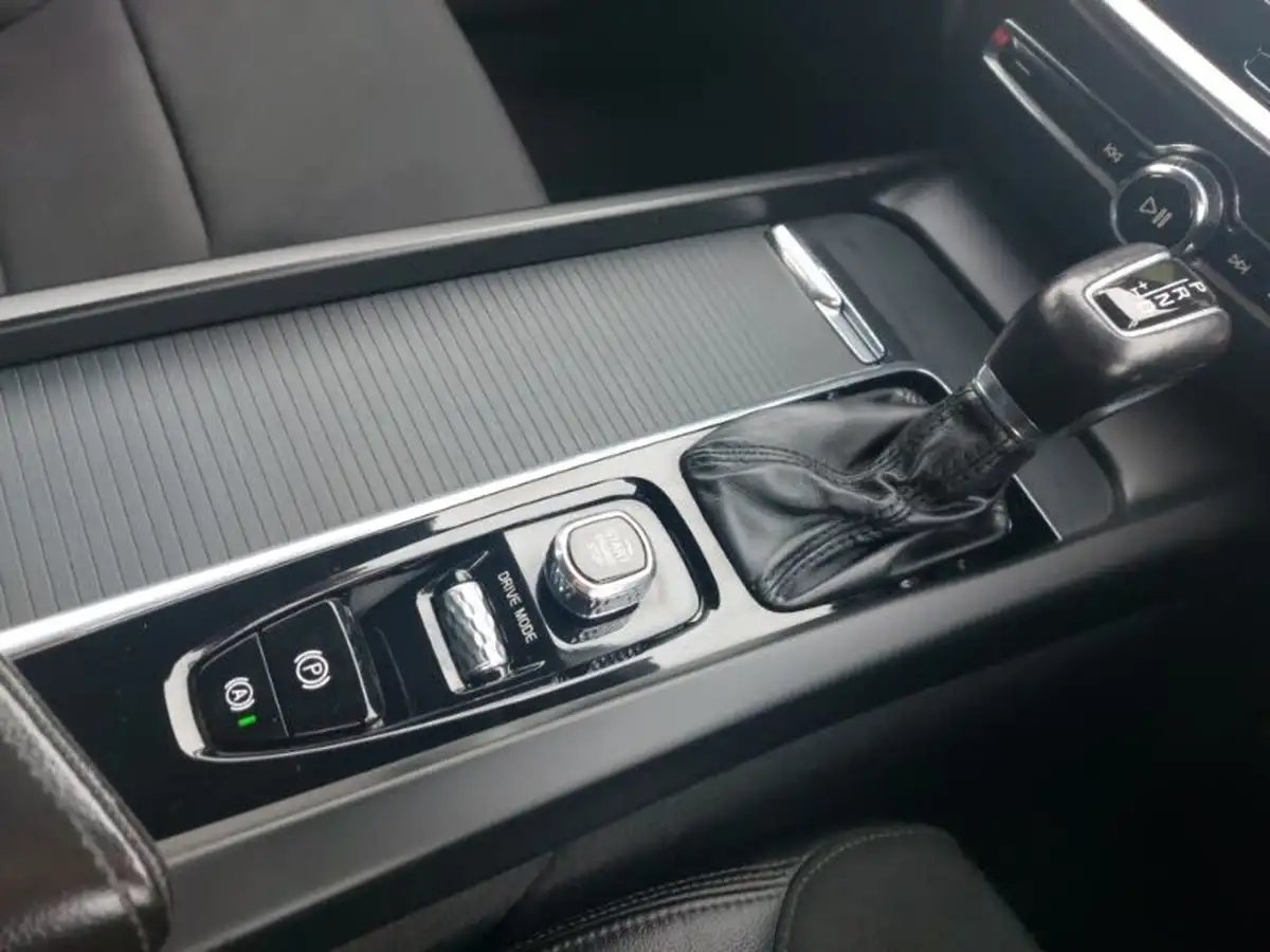 2019-volvo-v60-big-15