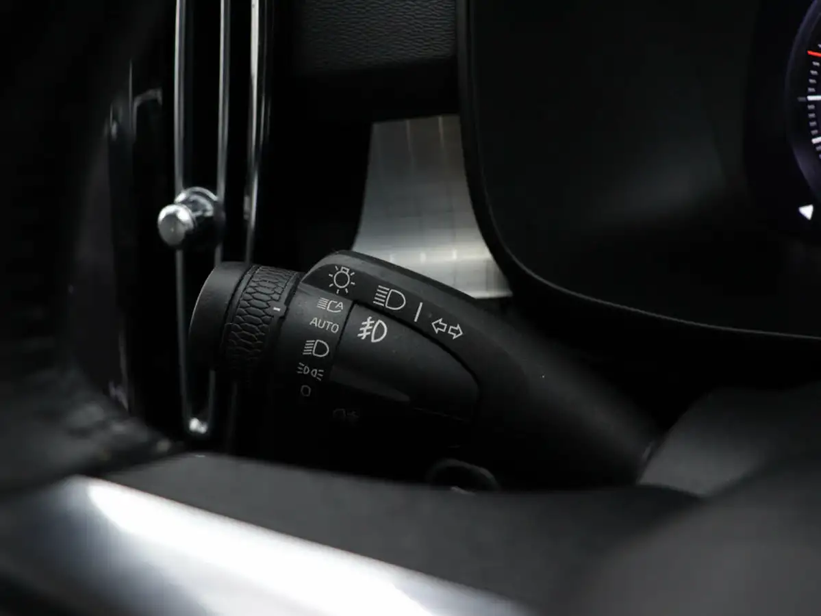 2020-volvo-xc40-15-t3-momentum-big-29